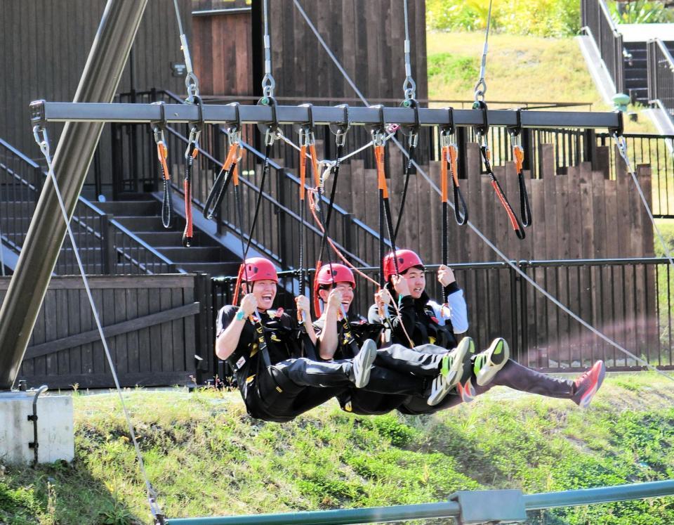 　アトラクションを楽しむ（左から）ドラフト５位・藤森、同１位・大川、同４位・半田