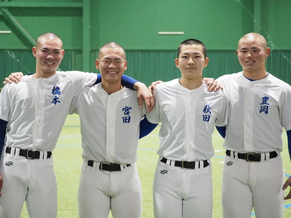 投手四本柱の（右から）豊岡、秋田、宮田、橋本