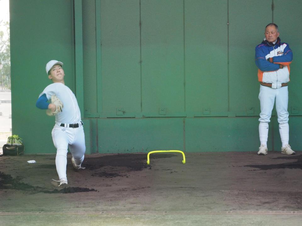 青木監督に見守られ投球する秋田