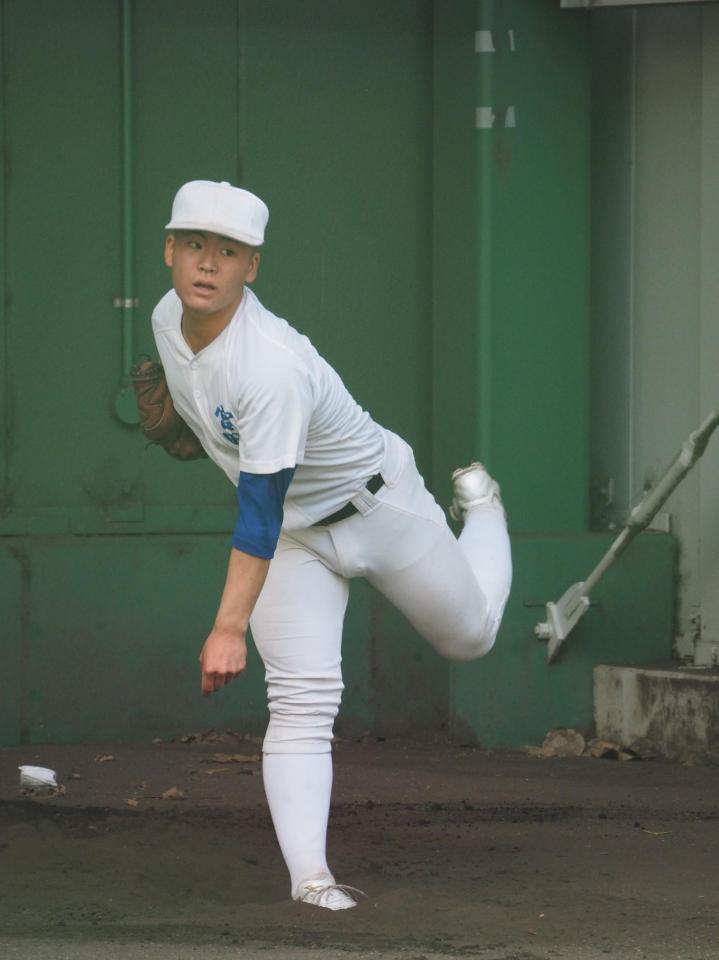 ブルペン投球する宮田