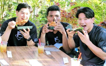 　ジャングリア沖縄を訪れ、軽食を食べる（右から）大塚、エドポロ、常谷（撮影・藤田昌央）