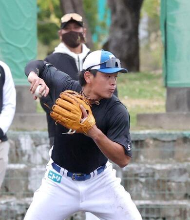 新庄監督（奥）が見る前で二塁の練習に臨む野村（撮影・西岡正）