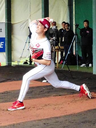 ３度目のブルペンで力強く投げる前田健