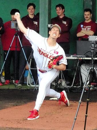 ３度目のブルペンで力強く投げる前田健