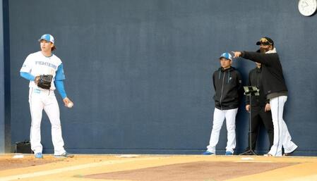 新庄監督（右）からアドバイスを受ける細野（撮影・西岡正）