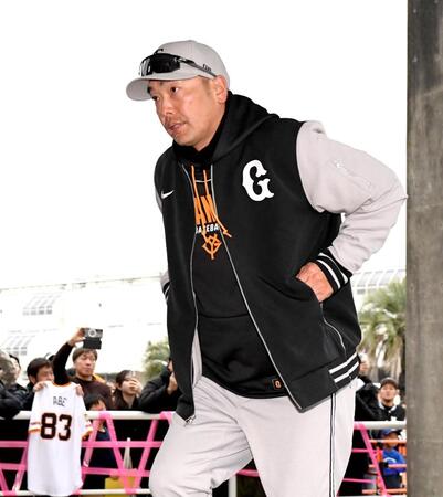 巨人・阿部監督がランチ特打の打撃投手　リチャードの臀部（でんぶ）へ死球も？最後は柵越えした今季の４番候補が最敬礼