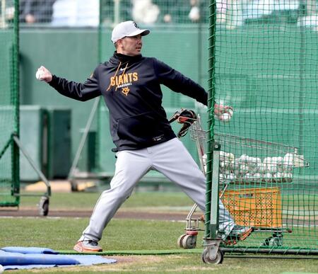 ランチ特打で打撃投手を務める阿部監督（撮影・佐藤厚）