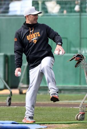 ランチ特打で打撃投手を務める阿部監督（撮影・佐藤厚）