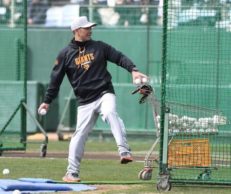 ランチ特打で打撃投手を務める阿部監督（撮影・佐藤厚）