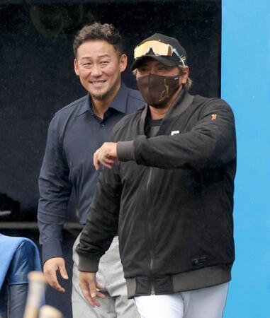 新庄監督（右）にあいさつし、笑顔を見せる中田翔氏（撮影・西岡正）