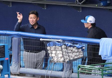 ベンチで西川（右）と話す中田翔氏（撮影・西岡正）