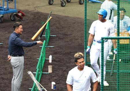 万波（右）と話す中田翔氏（撮影・西岡正）