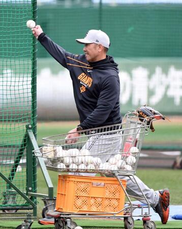 ランチ特打で打撃投手を務める阿部監督（撮影・佐藤厚）