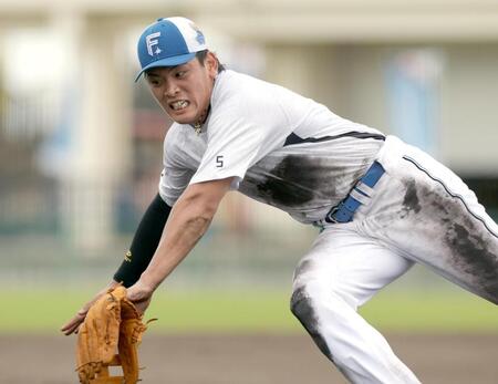 特守でボールを追う野村（撮影・西岡正）