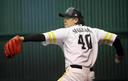 　投球練習する杉山