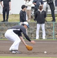 二塁の守備練習をする野村（左）を見つめる新庄監督（撮影・西岡正）