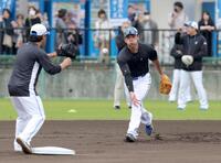 早出で二塁の守備練習に臨む野村（撮影・西岡正）