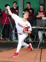 ３度目のブルペンで力強く投げる前田健