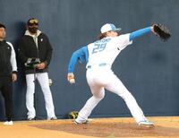 新庄監督（左）が見る前で投球する細野（撮影・西岡正）