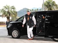 木の花ドームに入る阿部監督（撮影・佐藤厚）