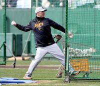 ランチ特打で打撃投手を務める阿部監督（撮影・佐藤厚）