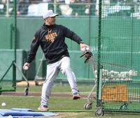 ランチ特打で打撃投手を務める阿部監督（撮影・佐藤厚）