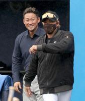 新庄監督（右）にあいさつし、笑顔を見せる中田翔氏（撮影・西岡正）