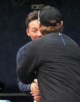 日本ハムキャンプを訪問し、新庄監督（右）と握手する中田翔氏（撮影・西岡正）