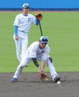 作戦バッティングで二塁の守備をする野村（撮影・西岡正）