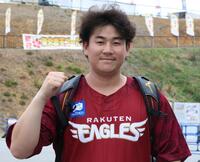 こぶしを握る楽天・繁永晟＝金武（撮影・佐々木彰尚）