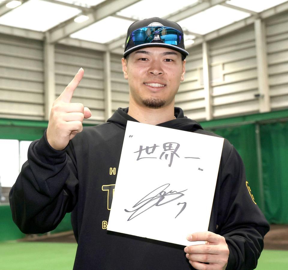 　ＷＢＣでの目標を記した色紙を手にする佐藤輝（撮影・西田忠信）　