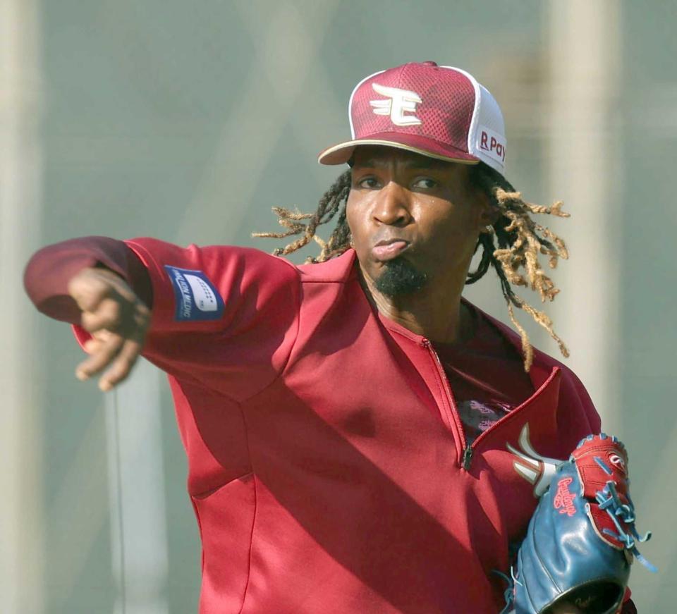 　髪をなびかせキャッチボールするウレーニャ（撮影・佐々木彰尚）