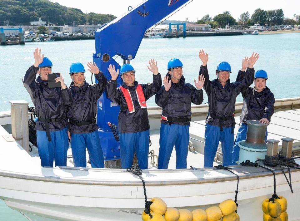 　マグロ養殖場での餌やり体験に向かう小田（右端）ら新人選手たち