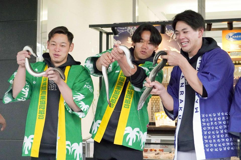 　ウナギのつかみ取りに参加した（左から）鈴木豪、稲川、高橋