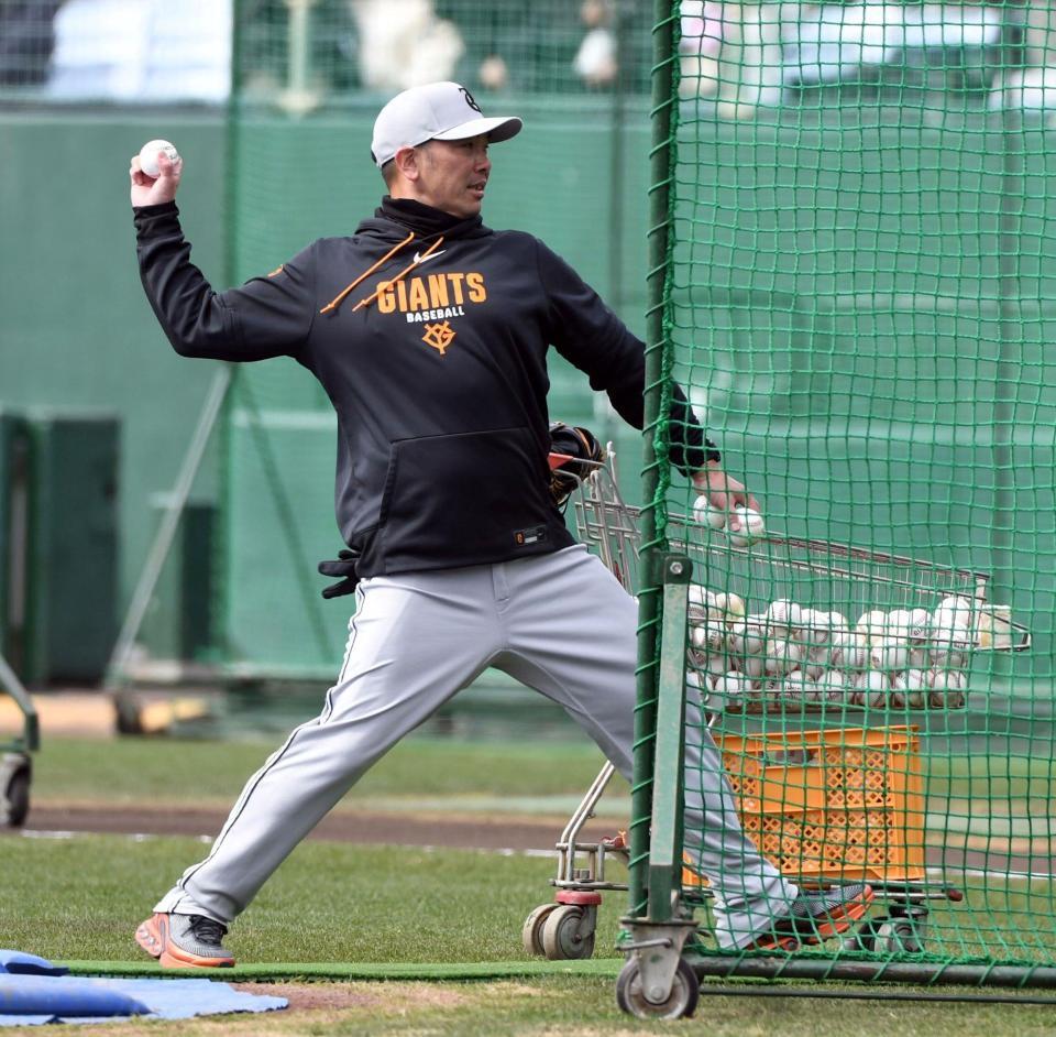 ランチ特打で打撃投手を務める阿部監督（撮影・佐藤厚）