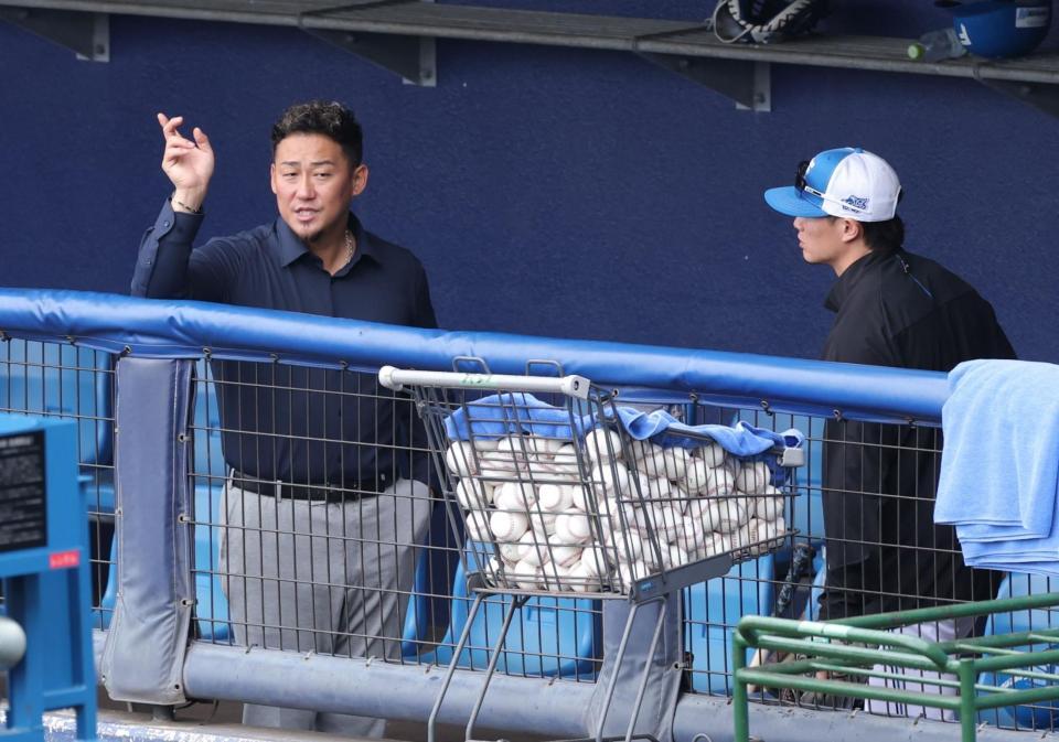 ベンチで西川（右）と話す中田翔氏（撮影・西岡正）