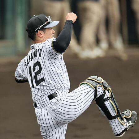 シートノックで二塁へ送球する坂本（撮影・田中太一）