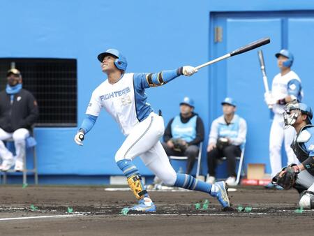 日本ハム・水谷が“チーム１号”の先頭打者弾→２打席連発の大暴れ　キャンプ地で初の紅白戦　スタンドどよめく
