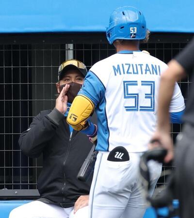 １回、先制ソロを放った水谷（右）を迎える新庄監督（撮影・西岡正）