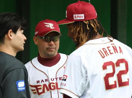 投球後、三木監督（中央）と話すウレーニャ（撮影・佐々木彰尚）