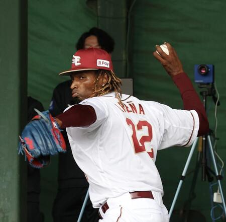 初ブルペンのウレーニャ（撮影・佐々木彰尚）