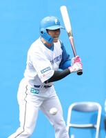 ２回、死球を受ける西川（撮影・西岡正）