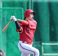 シート打撃で本塁打を放つ小園（撮影・北村雅宏）