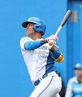 ３回、中越えに２打席連続となるソロを放つ水谷（撮影・西岡正）