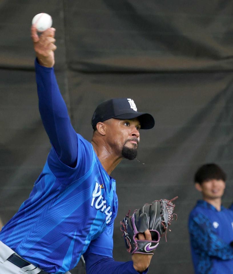 　初ブルペンのデュプランティエ（撮影・佐々木彰尚）