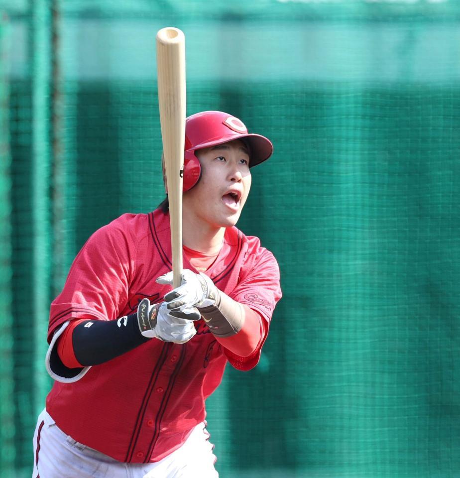 シート打撃で本塁打を放つ小園（撮影・北村雅宏）