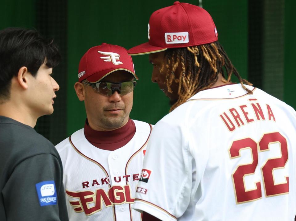 投球後、三木監督（中央）と話すウレーニャ（撮影・佐々木彰尚）