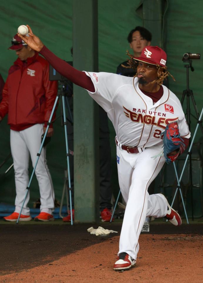 初ブルペンのウレーニャ（撮影・佐々木彰尚）