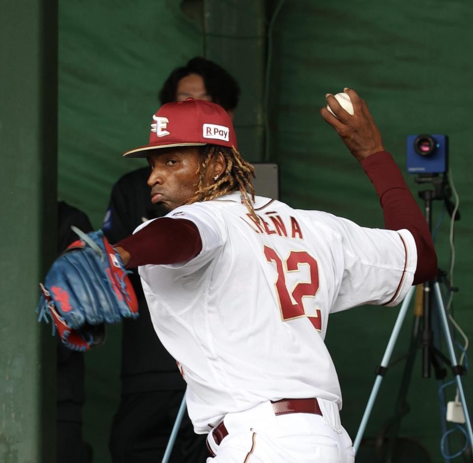 初ブルペンのウレーニャ（撮影・佐々木彰尚）