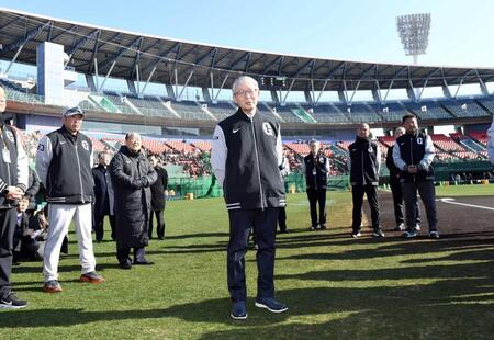 　練習開始前、訓示する山口オーナー（中央）